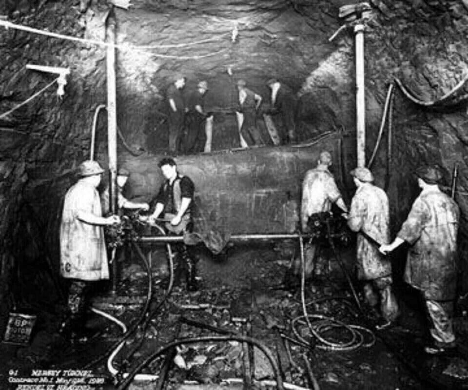 TØFFE TAK: Å bygge tunnel under Hudson-elva var ingen lett jobb. Mange arbeidere fikk bends (dykkersyken).