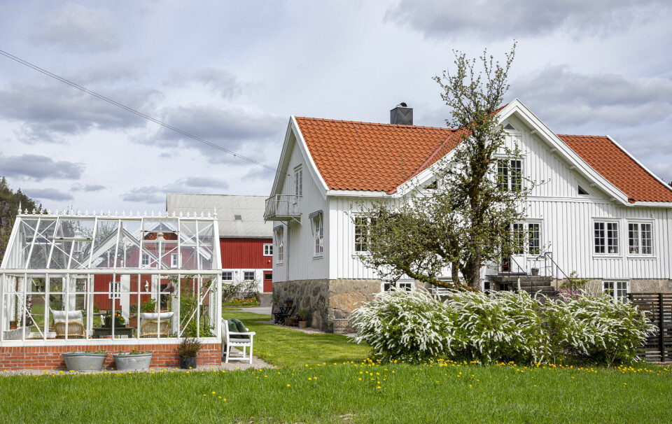 HØYREIST HUS: Her har flere generasjoner holdt hus. Kjelleren er bygd over bakken, derfor er grunnmuren så høy.