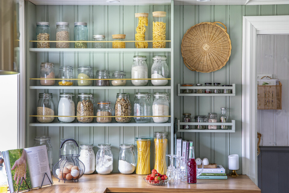 ÅPNE HYLLER: Anja er glad de valgte åpne hyller på den ene kjøkkenveggen. Å ha tørre matvarer på glass er fin pynt og det er morsommere å lage mat.