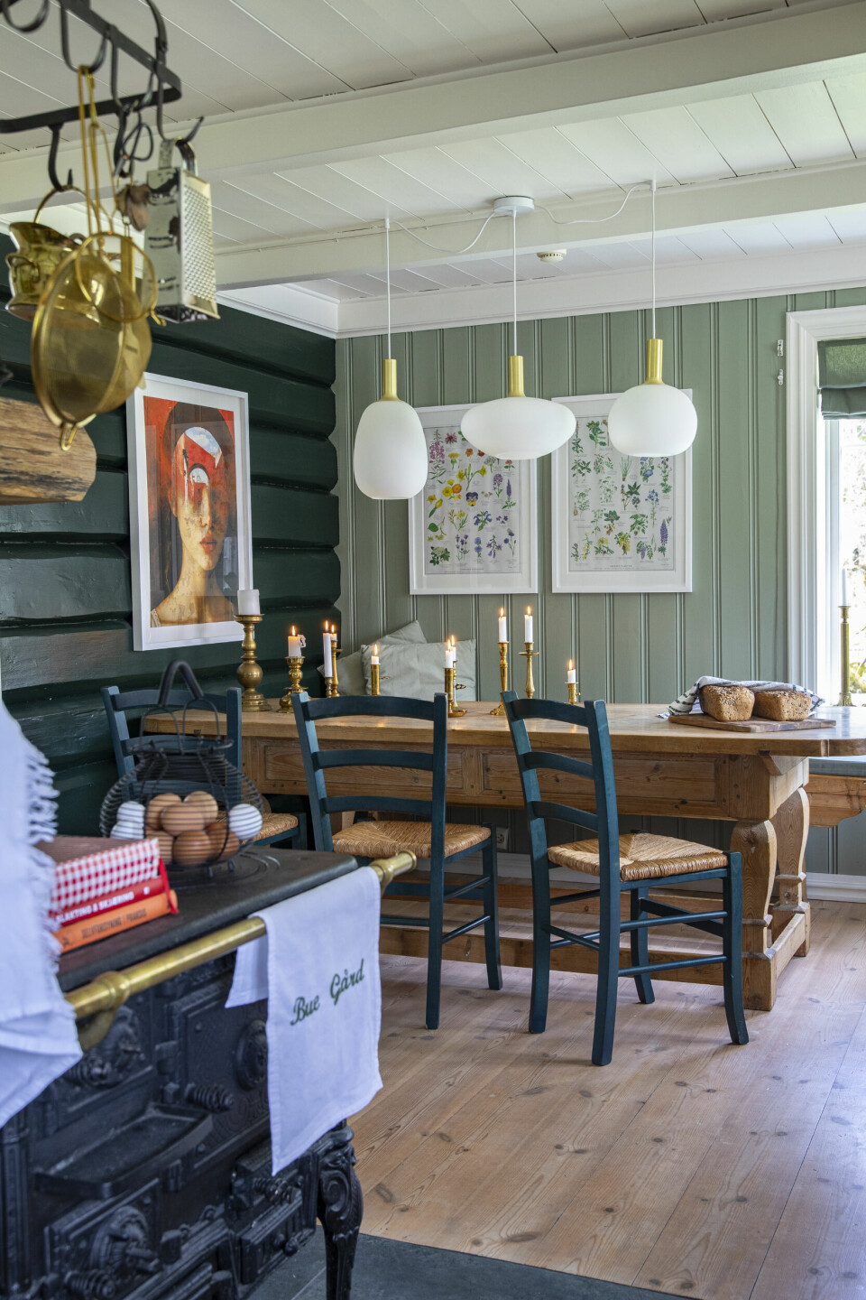 BLÅTT OG GRØNT: Anja er veldig glad i ulike nyanser av blått og grønt, og det gjenspeiles i hele huset. Hun liker når hele familien samles rundt det store gårdsbordet.