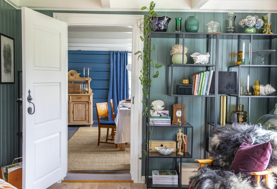 GAMLE DØRER: Familien syns de gamle heltredørene er så flotte. Og spesielt håndtakene i smijern. Her ligger finstua vegg i vegg med tv stua.