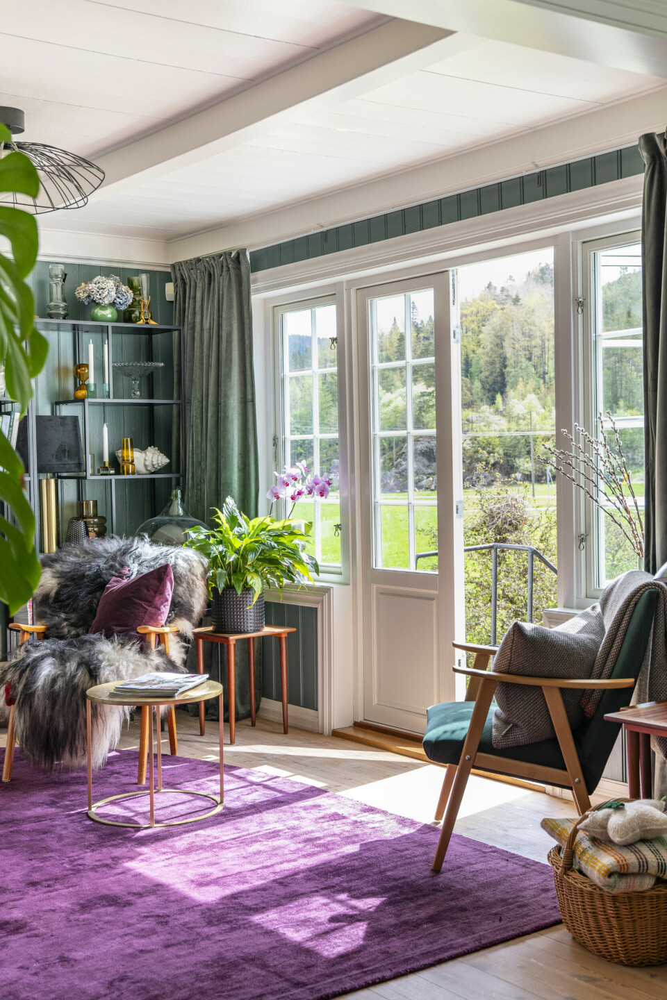 FØRSTE VÅRTEGNET: Å sette opp dobbeltdørene her, og nyte de første solstrålene er ren medisin for Anja. Da viskes linjene mellom inne og ute bort.