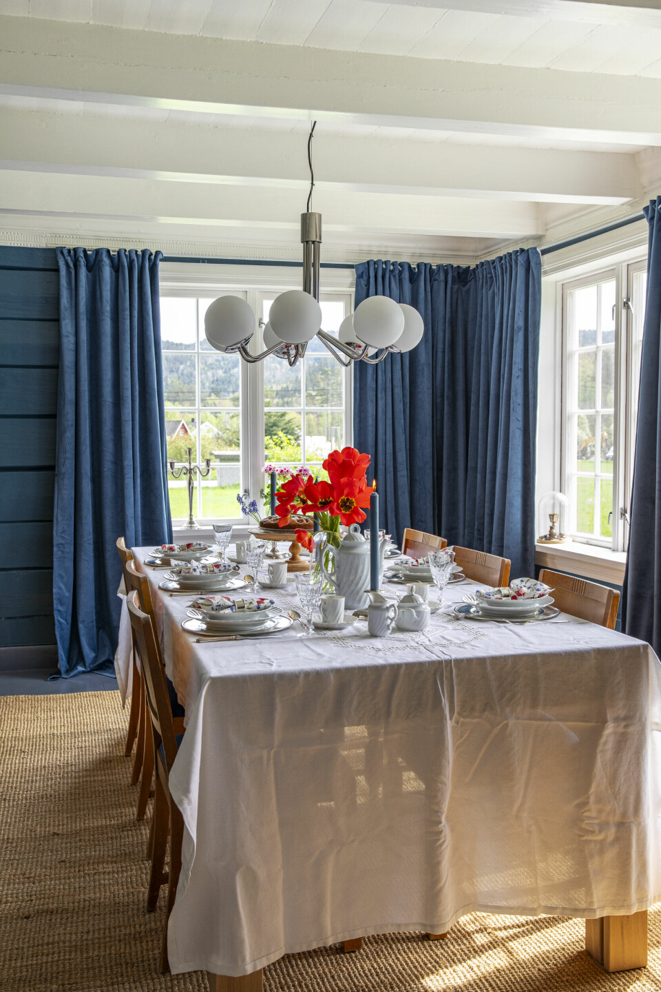 RØDT OG BLÅTT: Dette kunne vært 17. mai-bordet på Bue gard, med de flotte nasjonalfargene.