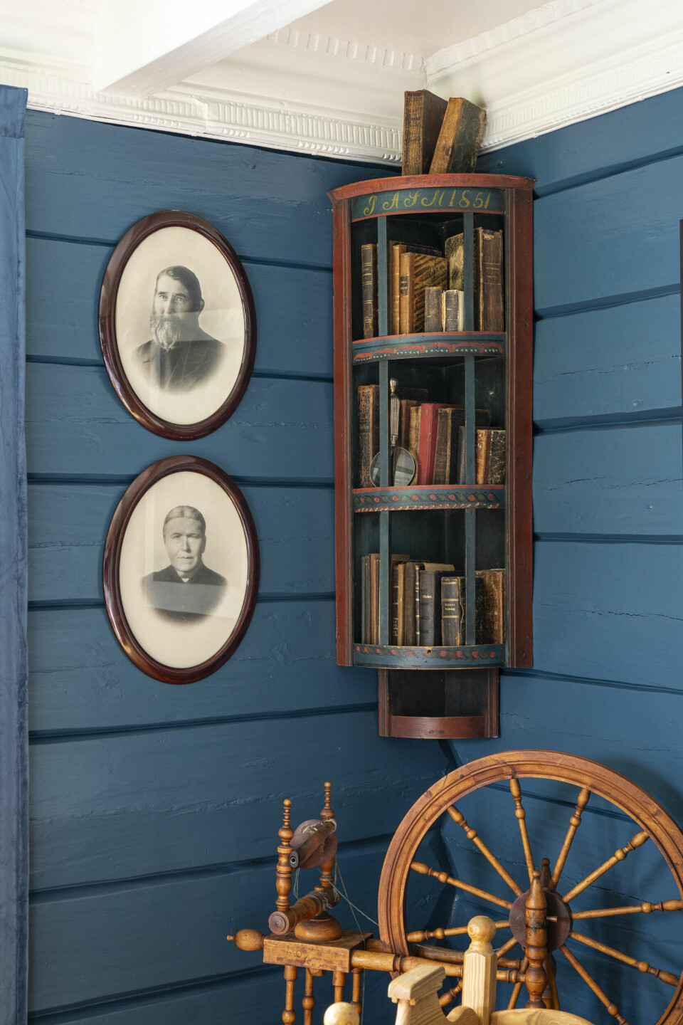 MINNES FORFEDRENE: Det er hyggelig å kunne minnes de som bodde her før dem. På den tiden da arbeidet var litt tyngre enn det er i dag.