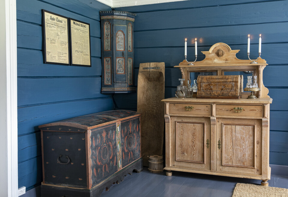 BLÅ STUE: Inne i gamlestua har paret beholdt selve sjelen til huset, og mange av de gamle møblene som hørte til gården.