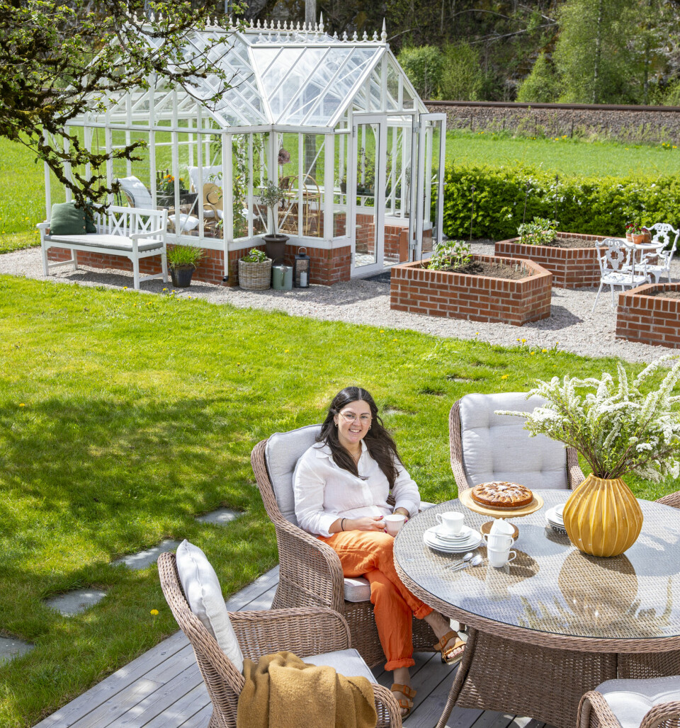 MAMMAPERMISJON: Anja har mammapermisjon om dagen og nyter dagene i hagen med baby. Hun lar babyen styre tempoet, så får hagearbeid tas innimellom.