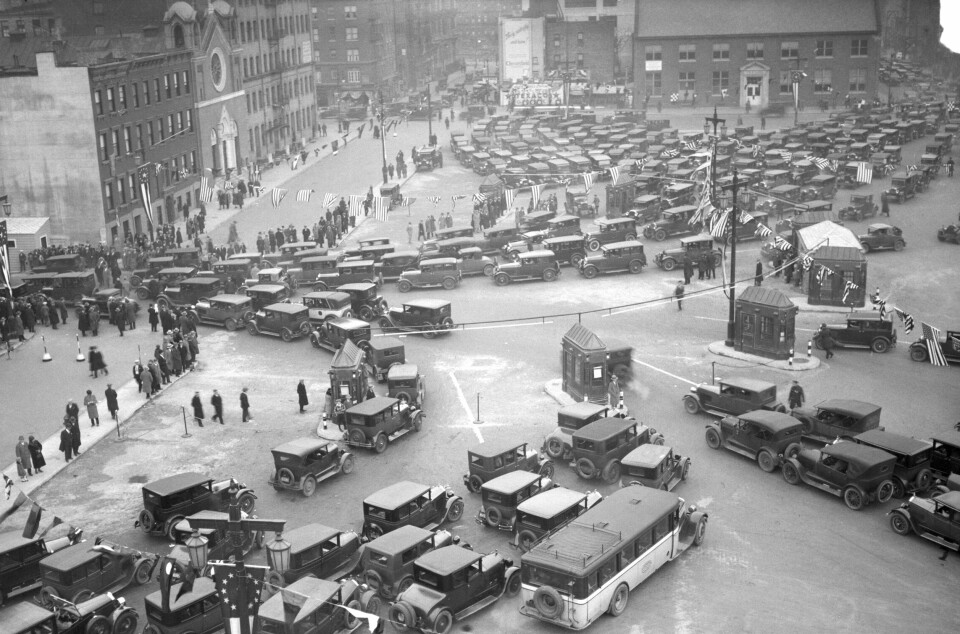 TRAVELT: Bildet fra 13. november 1927 viser biler strømme inn i Holland-tunnelen.