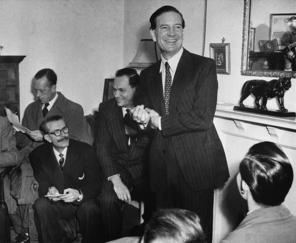 BEDYRET SIN USKYLD: På 50-tallet hadde det begynt å brenne under føttene på Kim Philby, men han gled unna. Han ble sågar frikjent av daværende utenriksminister Harold Macmillan. Philby innkalte senere til en pressekonferanse (bildet) der han sjarmerte de fremmøtte på sedvanlig vis og bedyret sin uskyld