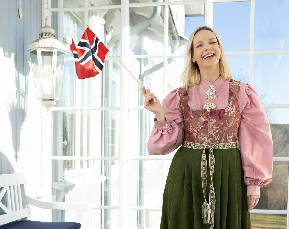 MANGE JERN I ILDEN: Hverdagslogistikk, TV-jobber og småbarnsliv. Christine navigerer alt med humor, ærlighet og refleksjon.