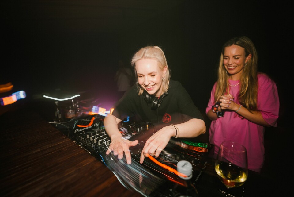 I SITT ESS: Her er Christine på spillejobb som DJ sammen med Silje Borgan. De kaller kveldene de arrangerer for «Hoetell».