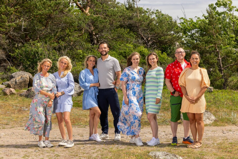 SOMMERHYTTA 2025: Programleder Cathrine Fossum sammen med årets fire deltagerpar: Othilie og Lisen, Frida og Thomas, Linda og Dina og Marianne og Vidar.