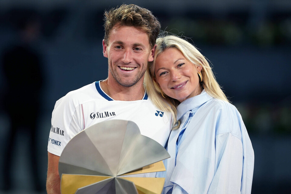 FORNØYD: Casper Ruud smilte bredt etter å ha fått trofeet som bevis på at han hadde vunnet Madrid Open. Samboeren Maria Galligani poserte stolt sammen med tennisstjernen.