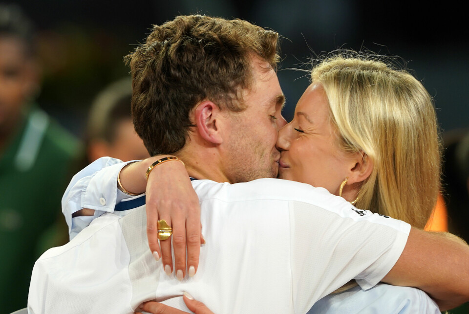 KLINTE TIL: Maria gratulerte sin kjære med kyss og klem etter at Casper hadde vunnet Madrid Open i begynnelsen av mai.