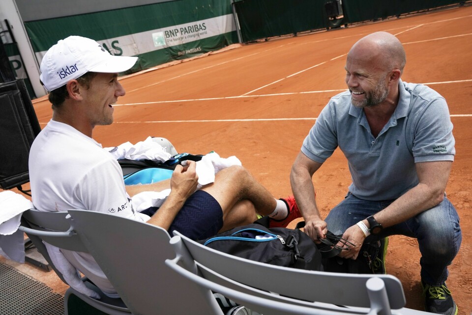 GOD HJELP: Mentaltreneren Erik Bertrand Larssen har i perioder vært en sparringpartner for Casper helt siden han var 14 år gammel. Her fra French Open tilbake i 2019.