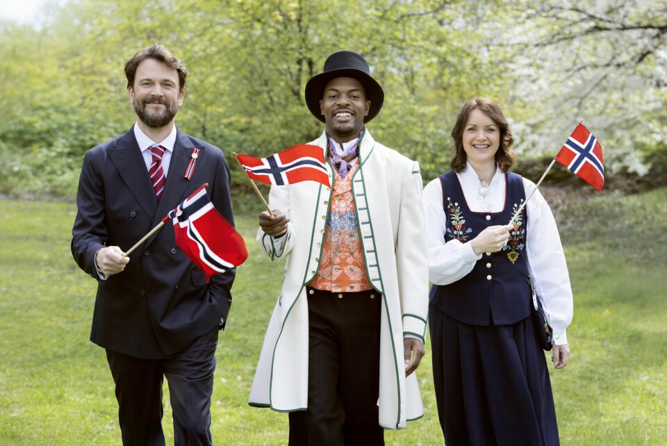 FLOTT TRIO: Kåre Magnus Bergh, Nathan Kahungu og Kirsti Falch-Nilsen er på plass ved Slottet på 17. mai for å lose TV-seerne gjennom den lange sendingen på nasjonaldagen.