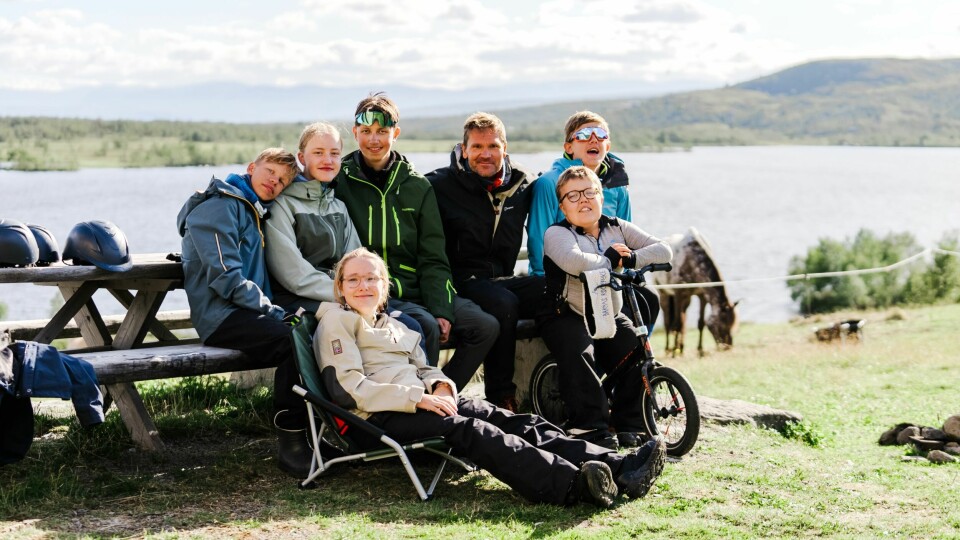 TØFF GJENG: «Team Pølsa» skal fortelle om hvordan de feirer 17. mai. Her er Øystein Pettersen med sine tøffe tenåringer: Mikkel Munthe, Sunniva Spangelo, Pia Hasund Vareberg, Peder Danielsen, Trygve Kroken-Braathe og Syver Blindheim.