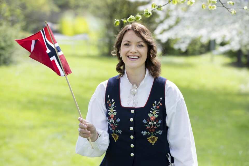 ALLE GODE TING ER TRE: For tredje året på rad er det Kirsti Falch-Nilsen som har fått æren av å kommentere det lange barnetoget som passerer Slottet. Hun er fra Gravdal i Lofoten og har selvsagt Lofotbunad.