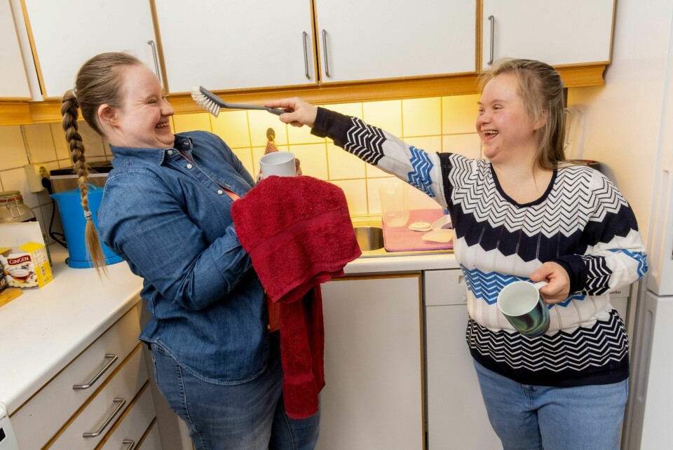 MYE HUMOR: Katelyn og Mathilde liker å kokkelere sammen, og deler selvsagt på å ta oppvasken etterpå. Her hjemme hos TV-stjernen i Sandvika.