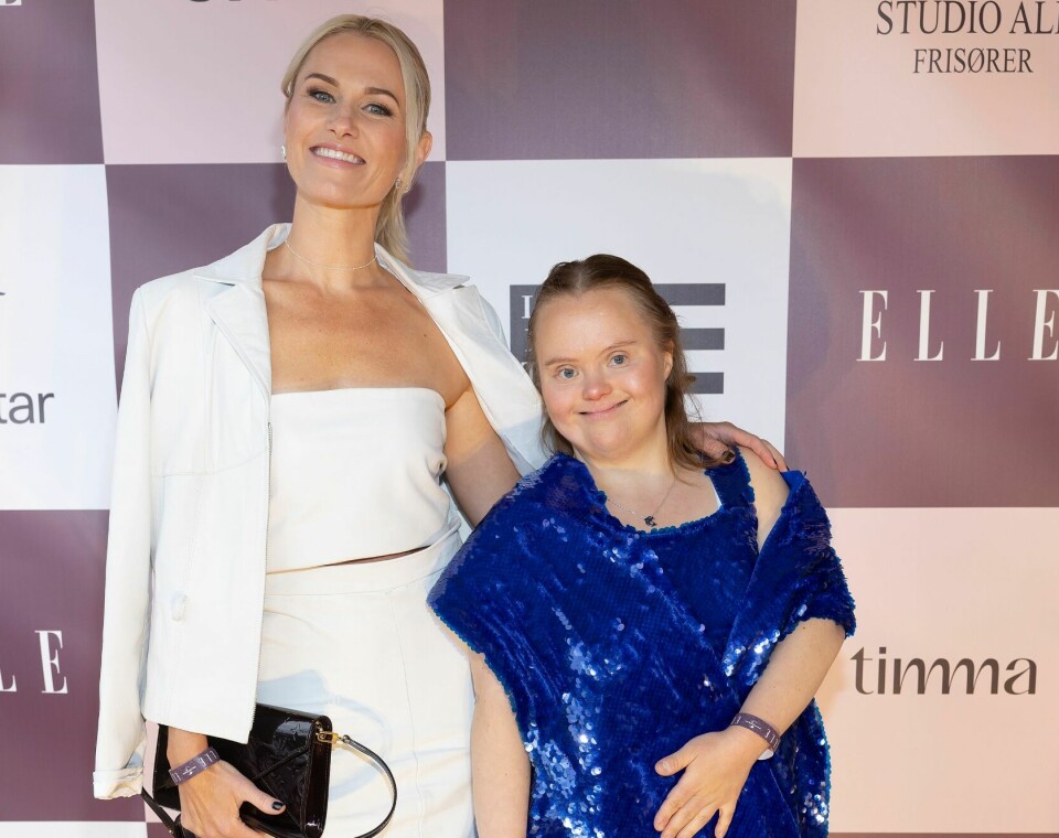 KJENDISFEST: Katelyn glitret i blå paljetter under Elles sommerfest i fjor. Her sammen med «Cammo»-kollega, serieskaper og venninne Caroline Glomnes.