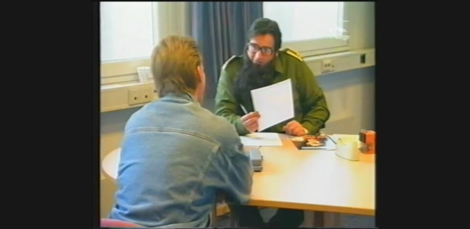 KAMUFLERT: Tom i en scene fra «Skjult kamera» på 90-tallet, der han spilte en oberst som lurte kommende rekrutter.