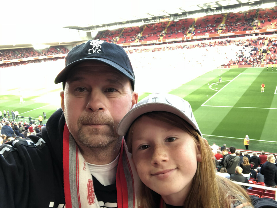 YNGSTEDATTER: Steffen har fire barn i aldersspennet 18–27 år. Her er han med yngstejenta Tia, oppkalt etter «This is Anfield», på nettopp Anfield.