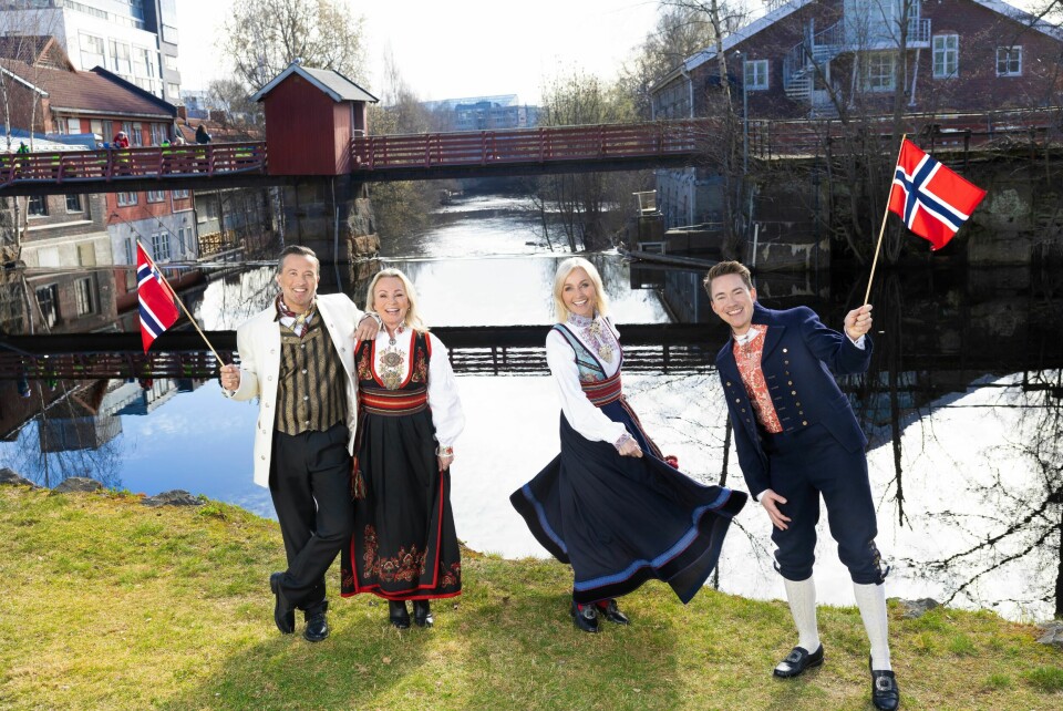 VERDENS BESTE DAG: Peter (f.v.), Ane Nyrerød, Vår og Christer Rødseth bringer 17. mai-stemningen hjem til TV 2s seere. Peter synes 17. mai er verdens beste dag.