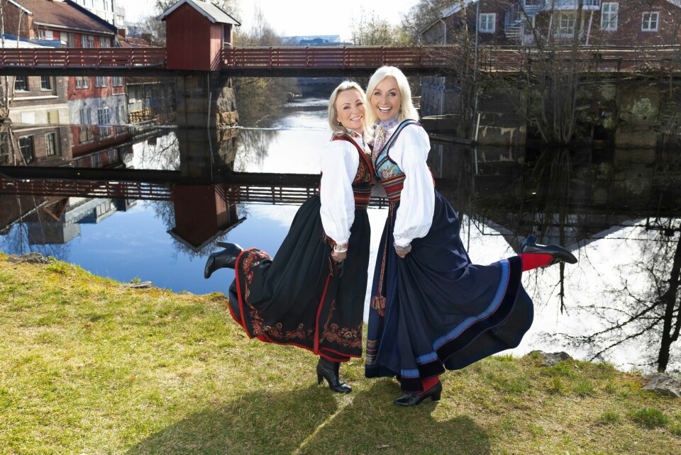 STRÅLER: Det er nok mange som håper at værdame Ane Nyrerød melder sol til 17. mai. Hun har på seg beltestakk fra Øst-Telemark.