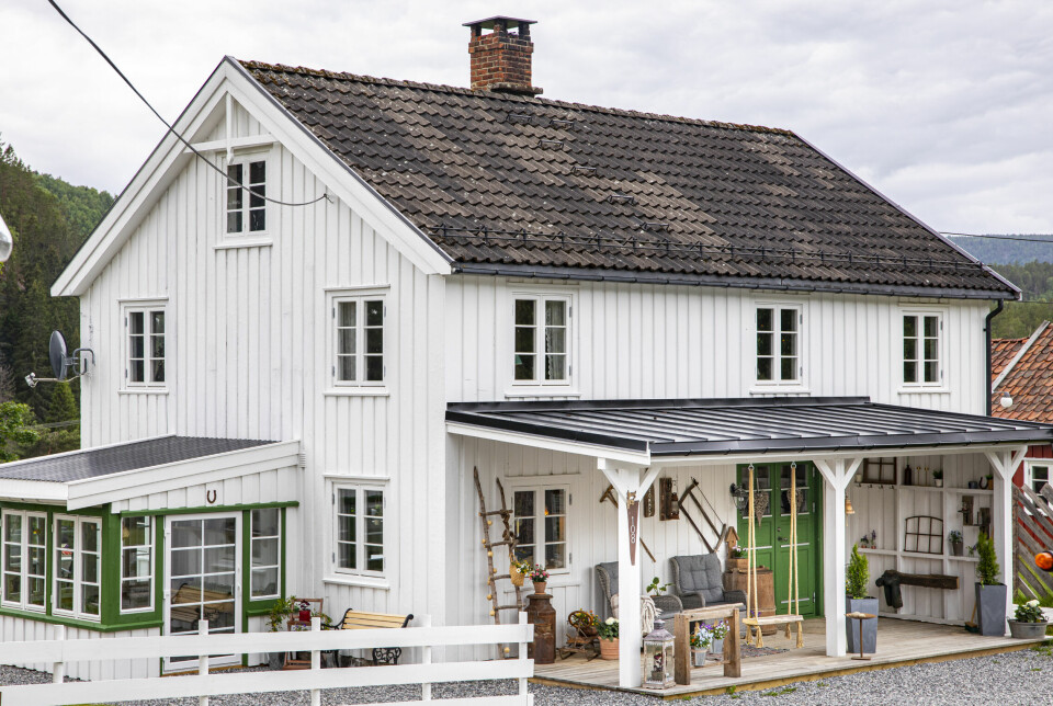 BYGD PÅ: Huset hadde ikke noe inngangsparti da de kjøpte det, og de syns det manglet noe. Nå har de fått et fint overbygg med platting, og sitteplasser under tak.