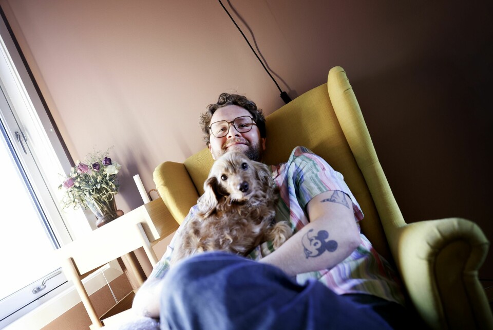 TAKKNEMLIG: – Livet mitt i dag er tullete perfekt. Jeg har en kone jeg elsker, og hun elsker meg. Så har jeg masse fine venner og en gøy jobb, stråler TV-aktuelle Martin Lepperød, her sammen med hunden Mømfi.