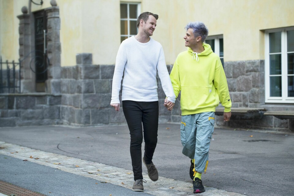 FORLOVET: Her er Victor for noen år siden sammen med forloveden Kenneth. De to har vært kjærester og samboere siden 2014. I fjor ble de forlovet da Kenneth fridde på 10-årsdagen deres.