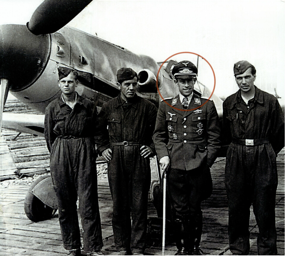KRIGSHELT PÅ ØSTFRONTEN: Major Heinrich Ehrler, sjef for Luftwaffes jagerfly i Norge, sammen med bakkemannskapet sitt sommeren 1944. I hånden holder han «abschuss»-stokken med en utskåret ring for hvert nedskutte fly.