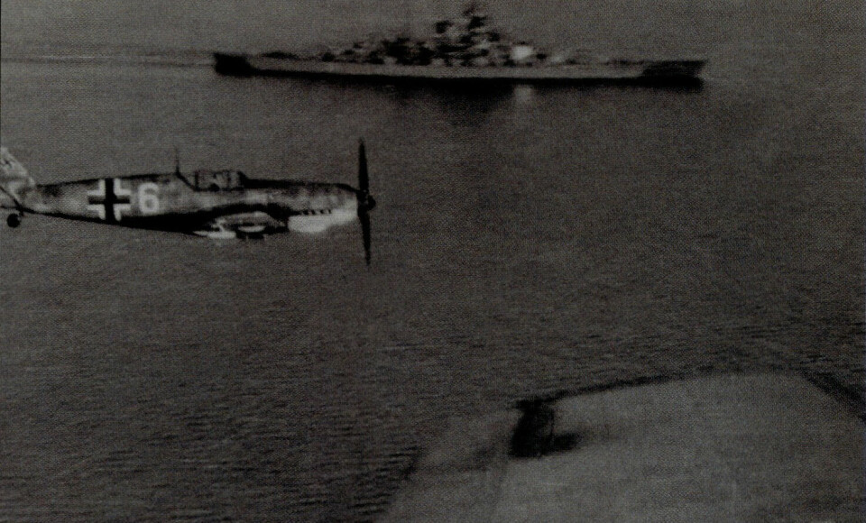 SENKET: Tirpitz ble eskortert av Messerschmitt-fly i norsk farvann ( t.v.). På tross av Luftwaffes tilstedeværelse, ble slagskipet senket 12. november ved Tromsø.