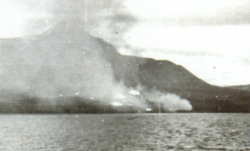 I BRANN: Slagskipet Tirpitz' skjebne er beseglet etter det britiske flyangrepet.