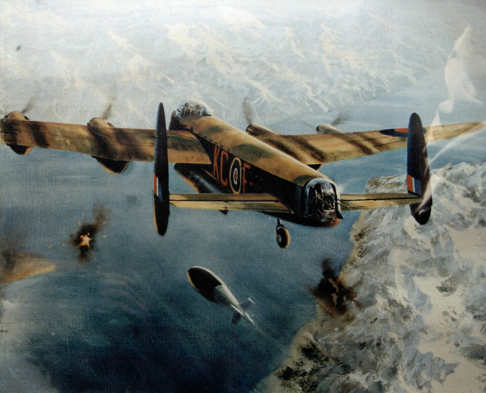 ANGREPET: Dette maleriet av Mark Postletwaithe, som henger i Tromsø Forsvarsmuseum, viser angrepet der 912 tyske marinefolk omkom.