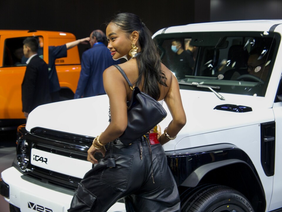 BLIKKFANG: Blant dem som rapporterte fra Shanghai Auto Show nylig kunne man være i tvil om hva de var mest opptatt av å vise frem; seg selv eller biler.