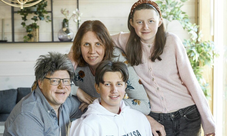 STOLTE: Pappa Preben, mamma Elisabeth og lillesøster Julie Sofie er alle forferdelig stolte av Peders innsats og fremtreden i «Team Pølsa».