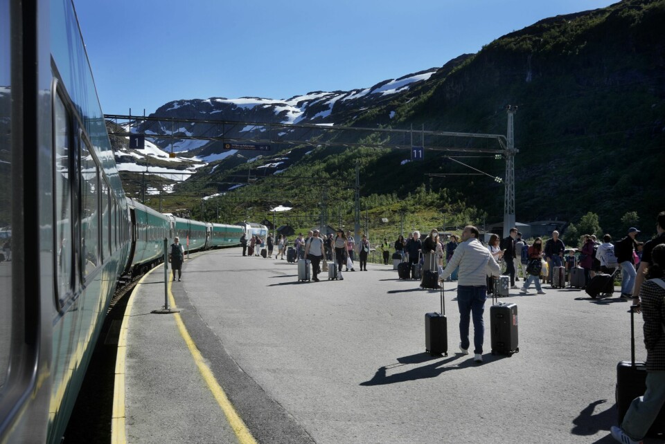 TRENGSEL: Myrdal stasjon er metropolen i fjellheimen når turister med solbriller, munnbind og dunjakker i 19 varmegrader skal bytte til og fra Flåmsbana.