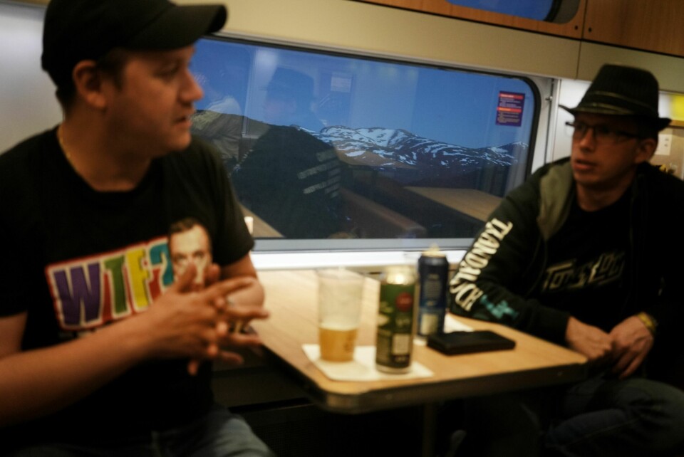 OPPTATT AV ALT ANNET: Daniel Ødegård (t.v.) og Dan Aamot møttes tilfeldig i kafévognen på nattoget, men begge er på vei til samme festival i Oslo. Aamot skulle kjørt bil over fjellet, men farmors bil brøt sammen på Voss. Natten er for vakker til å sove, slår Aamot fast, før han går til plassen og sovner.