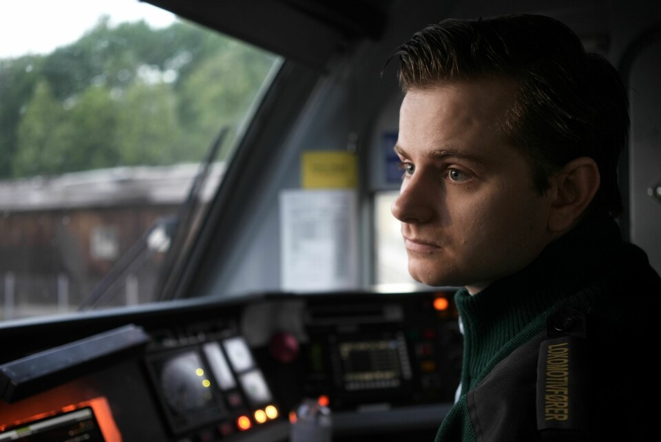 ALDRI I TVIL: Tobias Cumo Høisæter (28) er både nybakt lokomotivfører og småbarnsfar. Arbeidsgiver Vy har lagt til rette for at han kan ta skiftene sine på toget over Hardangervidda. En karriere på mekanisk verksted ble byttet ut med lokomotiv og jernbane. Det lureste han har gjort ved siden av valget av ektefelle, sier han.