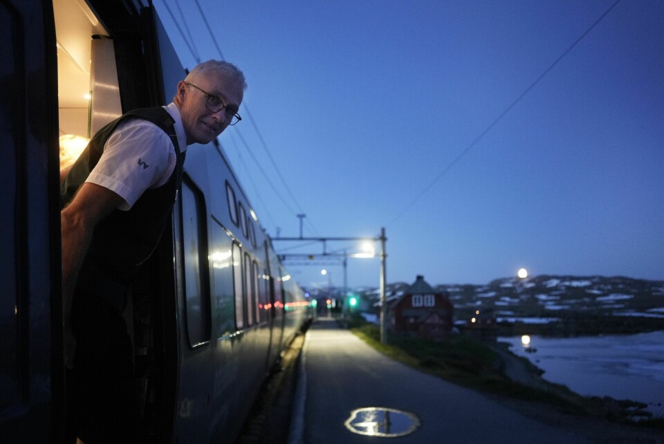 PÅ TOPPEN: Jan Kongsund ser månen stige opp over Finsevann før nattoget slipper seg nedover mot Hallingdal og Oslo.