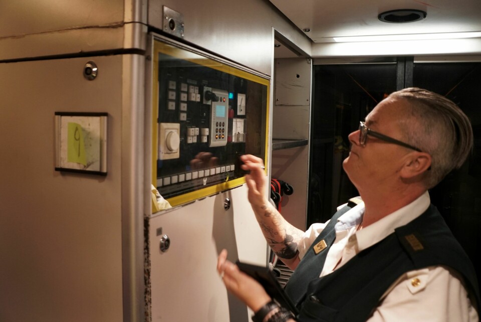 UTKJØRTE SLITERE: Sittevognene på Bergensbanen går frem og tilbake mellom Oslo og Bergen to ganger hvert døgn. 1000 kilometer daglig gjennom 40 år har satt sitt preg, men ikke mer enn at overkonduktør Monica Hatmosø er trygg på at de reisende er trygge om bord.