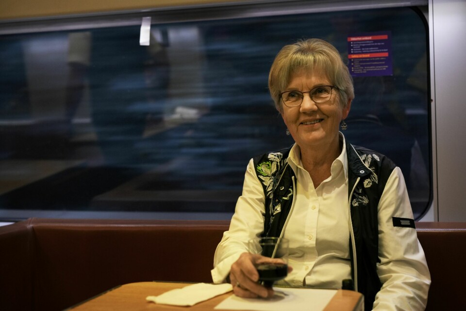 DROPPER FLYPLASS-STYR: Rønnaug Kvamme (70) fra Drøbak unner seg et glass vin før hun tar kvelden i sovevognen. − Tog er all right, ikke minst for ryggen. Å reise med fly er mer stressende. Med toget slipper jeg alle flyplassgreiene.