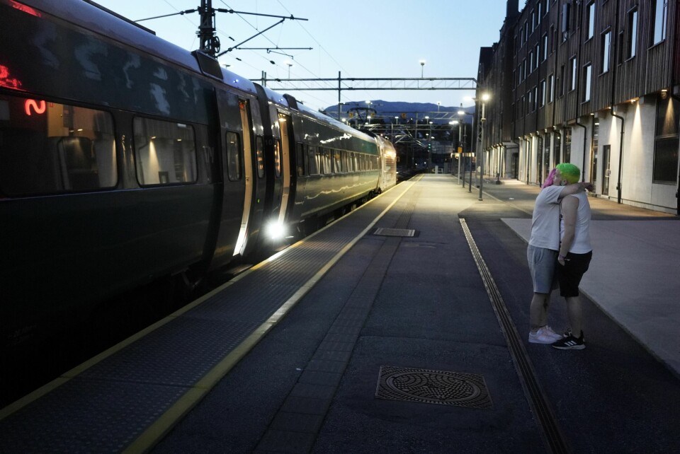 KJÆRKOMMEN PAUSE: Vanja-Olivia Magnussen og Kim Robin Valikainen er bekymret for at røykemulighetene kan bli få på veien til Oslo. Men når de må holde seg våkne i tilfelle muligheten byr seg, får de natten på fjellet som ren bonus.