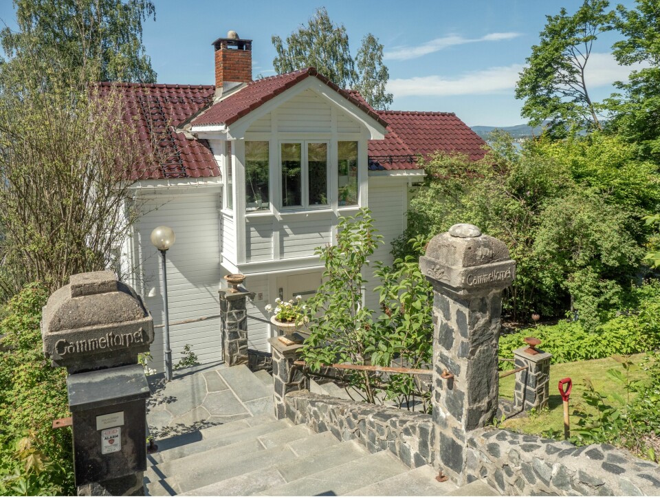 VELKOMMEN INN: Huset kalles Gammeltorpet og er fra 1909. Her sees trappen ned til huset fra veien.