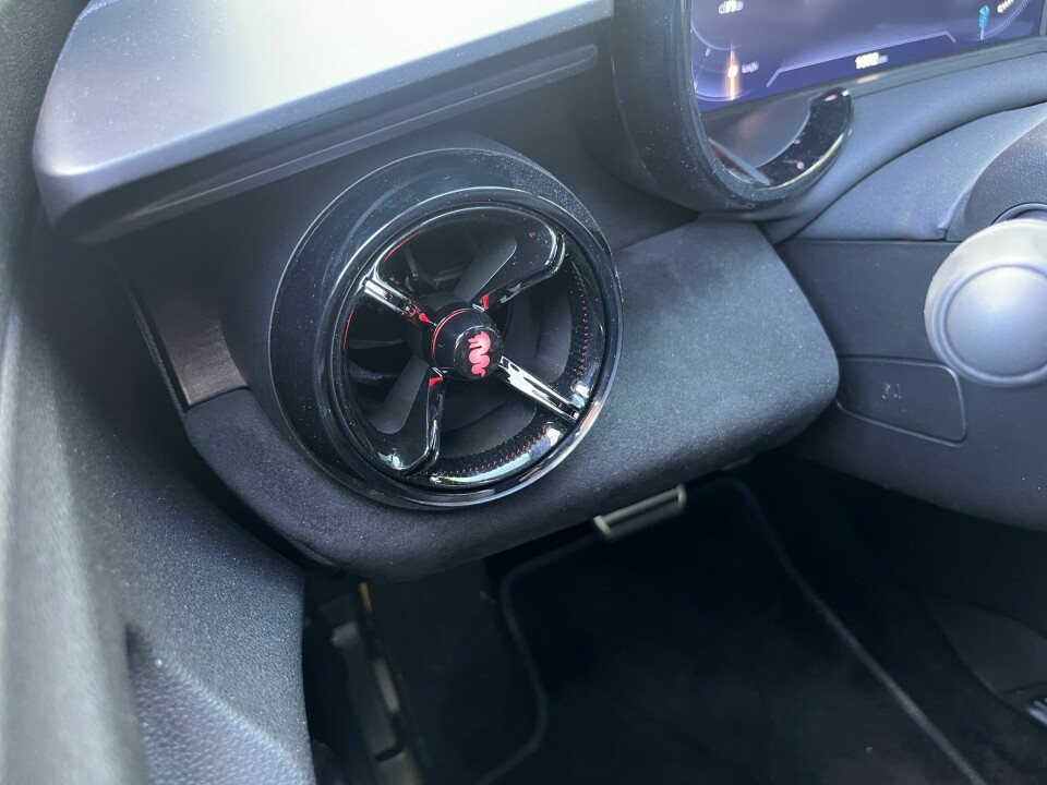 FIRKLØVER: Ventilene i hver ytterkant av dashbordet har quadrifoglio-form.
