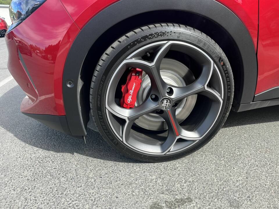 FIRKLØVER: Også de 20-tommers standardfelgene har quadrifoglio-designet.