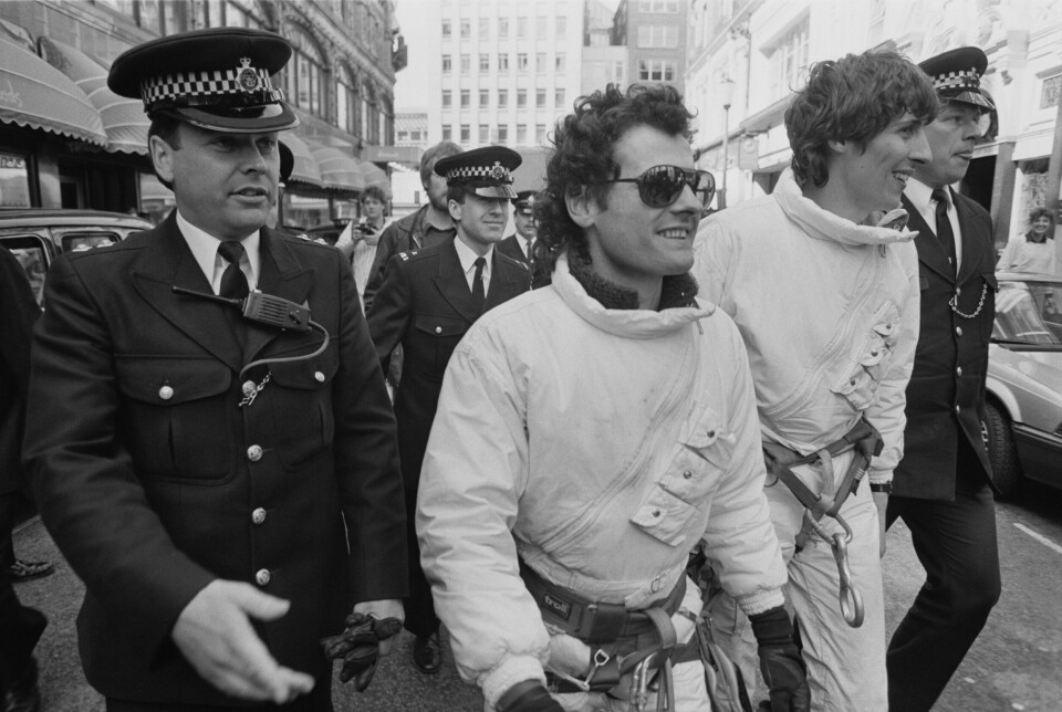AKSJONIST: Joe Simpson trivdes i rampelyset. 27. april 1985, bare uker før han skulle kjempe for livet i Andesfjellene, ble han arrestert av politiet i London for å ha klatret opp fasaden på det eksklusive varehuset Harrods for å henge opp en plakat med protest mot pelssalg.