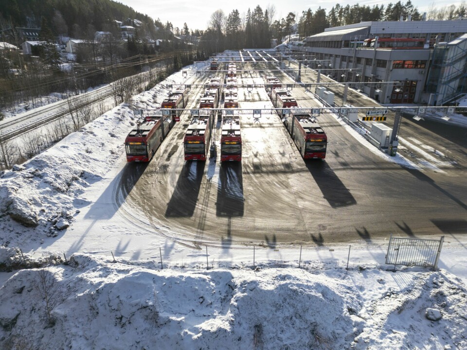 POTENSIELT VÅPEN: På Rosenholm syd for Oslo lades elektriske busser. Fordi bussene er koblet mot internett, kan de også være mulig å fjernstyre fra Kina der de er produsert, mener sikkerhetsekspert Cathrine Lagerberg i Crown Defenze. − Det er bare et spørsmål om ressurser og kreativitet, sier hun.