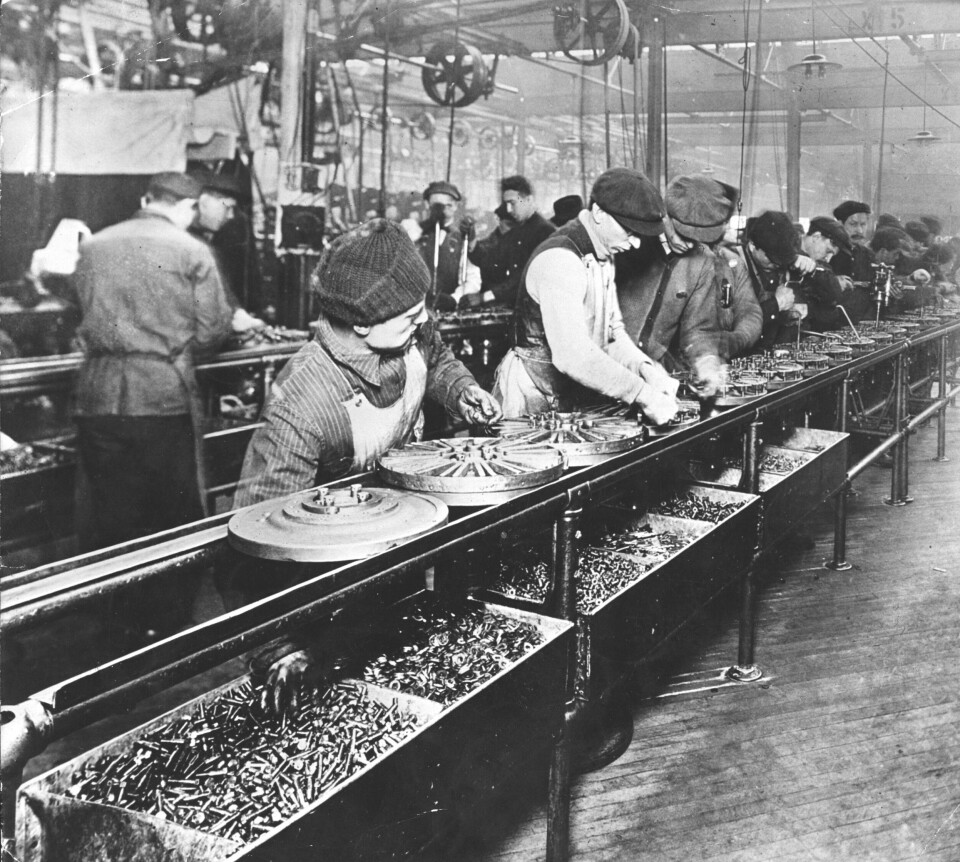ARBEIDSINTENSIV: Slik foregikk samlebåndsproduksjon av biler i Fords fabrikk i Highland Park. Den gang skapte samlebåndet mellom arbeiderne en revolusjon i produksjon av biler og besparelser som gjorde bilene mulig å kjøpe for vanlige arbeidere.