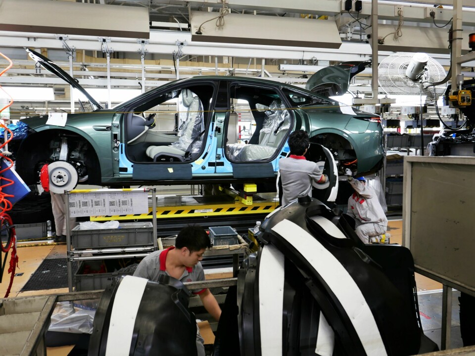 RASJONALISERER: Kinesiske bilprodusenter jager stadig på steder i produksjonen der effektivisering og automatisering kan spare kostnader. Men med montering av bilenes indre og ytre jobber fortsatt arbeidere.